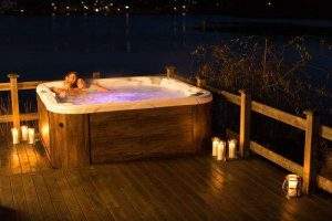 couple-in-hot-tub-at-night